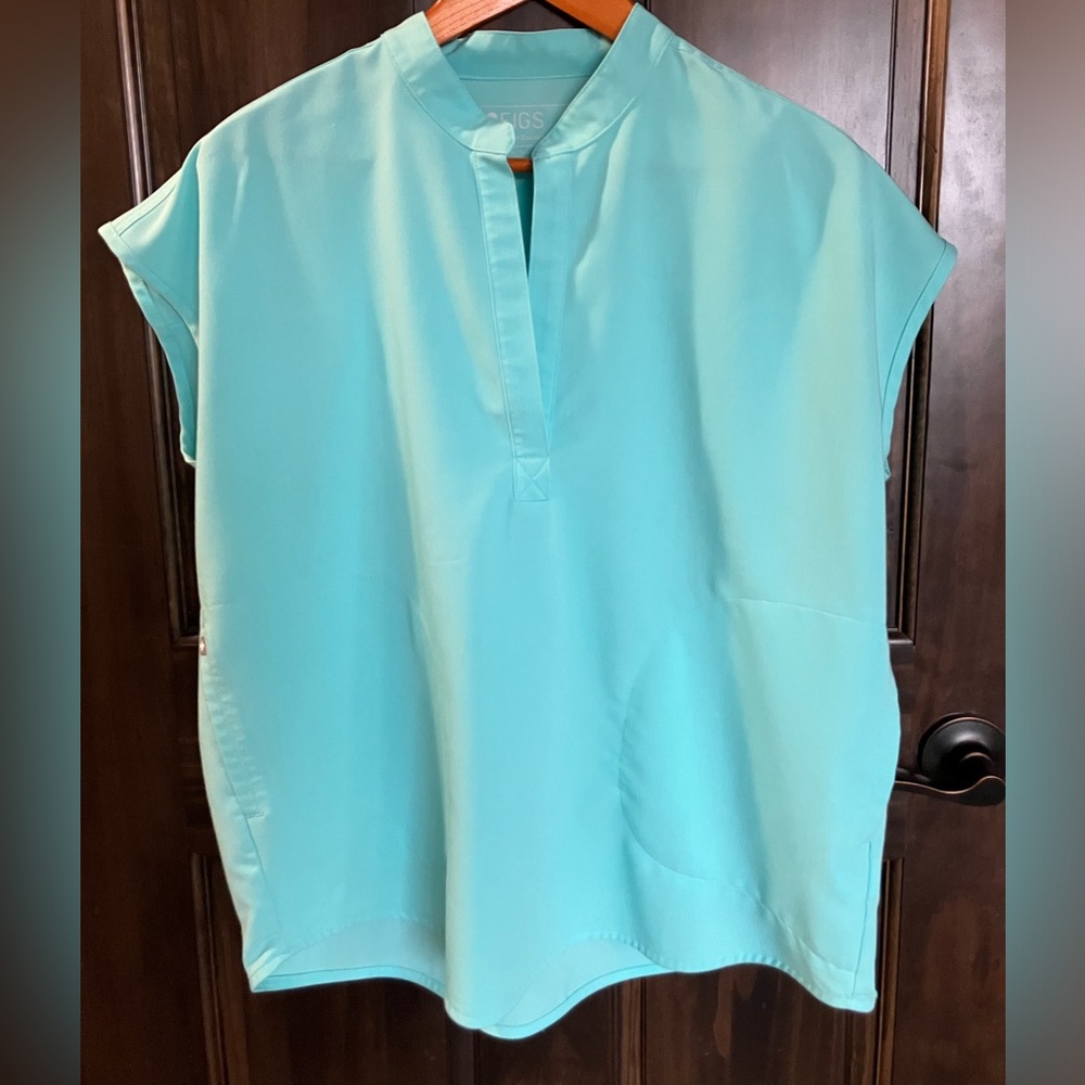 Figs technical collection women’s scrub top size M